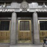 Canje billonario y más deuda en pesos