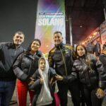 Mayra y una multitud de vecinos disfrutaron del cierre musical en los festejos por el 76º aniversario de San Francisco Solano
