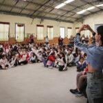 Mayra junto a la comunidad educativa de la EP Nº 81 recorrió la nueva ludoteca creada a través del programa “Quilmes Coopera 2025”