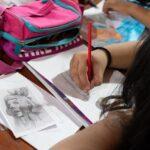 Trazos espontáneos y colores cálidos en la clase de dibujo infantil
