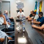 Andrés Watson junto a Roberto Fernández y trabajadores de la empresa «San Juan Bautista S.A.»