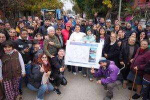 Mayra y Eva Mieri recorrieron los nuevos pavimentos de los barrios 1º de Mayo y Monteverde y entregaron árboles nativos a vecinos