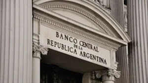 El mercado acelera la cobertura contra una devaluación, que ya alcanza USD 12 mil millones