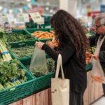 La inflación se desaceleró en abril, pero más familias no alcanzan a cubrir la canasta alimentaria