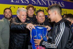 Carlos Balor acompañó la entrega de indumentaria del Club Infantil de Fútbol Santa María