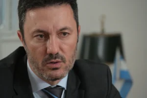 A todos los funcionarios de LLA le prestan plata los familiares? No es hora que la justicia investigue el origen de esos fondos?