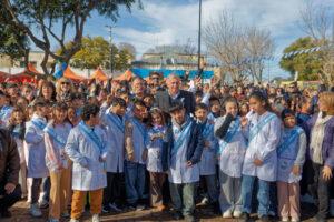 Más de 300 niños y niñas prometieron lealtad a la Bandera en el Barrio Sarmiento