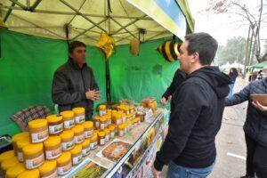 Productos artesanales y valores accesibles en el “Paseo de la miel”