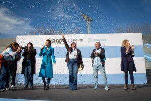 Mayra y Eva Mieri junto a más de 4.000 estudiantes quilmeños que prometieron lealtad a la bandera 2026