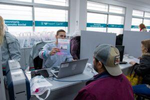400 varelenses recibieron su carnet para viajar gratis en transporte público