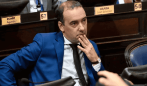 Más problemas para el otro Adorni