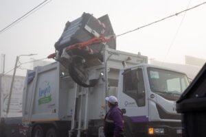 El Municipio instaló los primeros 12 contenedores en San Francisco Solano y presentó un nuevo camión recolector de carga lateral