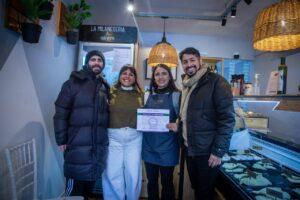 Entrega de certificados de habilitación a comerciantes gastronómicos