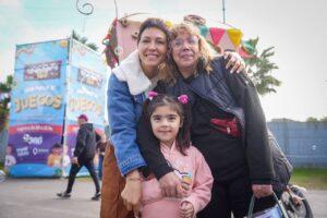 Mayra recorrió el gran parque de juegos que funciona en el polideportivo municipal con entrada libre y gratuita y actividades para toda familia