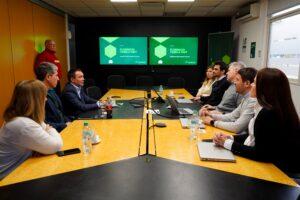 Andrés Watson junto a empresarios de la firma «Vestacy»