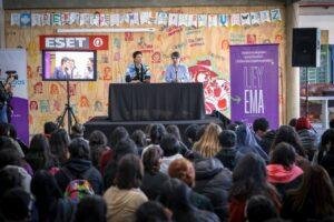 Mayra junto a 300 jóvenes del programa envión: “está en nosotros poner un límite y regular lo que sucede a través de la digitalidad y la virtualidad”