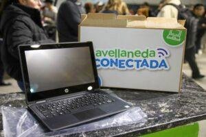 Magdalena Sierra entregó 3800 netbooks a estudiantes secundarios del último año