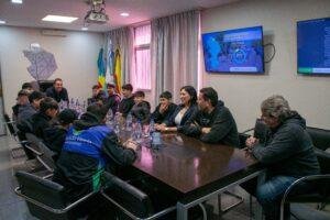 Andrés Watson junto a los flamantes campeones varelenses de Futsal