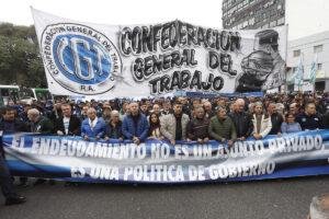 Ante el paso al costado del gobierno nacional la oposición y los sindicatos buscan dar solución a la morosidad de la gente