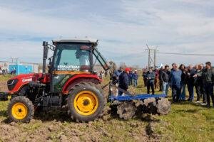 Carlos Balor y el ministro Javier Rodríguez entregaron un tractor y equipamiento para los productores rurales