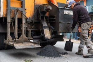 La comuna continúa intensificando los trabajos de bacheo en hormigón y carpeta asfáltica a través del plan municipal 2026