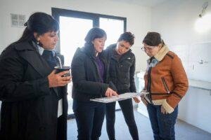 Mayra y Eva Mieri recorrieron junto a la ministra Batakis la obra de construcción de 28 viviendas del barrio La Odisea