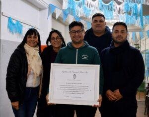 Concejales de Nuevos Aires entregaron reconocimiento a escuela N° 48