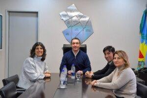 Andrés Watson junto a las nuevas autoridades del Banco Galicia en Florencio Varela