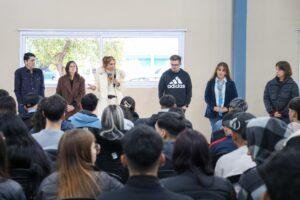 Magdalena Sierra recorrió las nuevas obras en la Secundaria 2, de Wilde