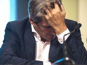 Presionado por la caída en las encuestas, Caputo habilita préstamos en dólares y la plata de la Anses para mover la economía