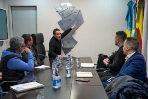 Andrés Watson marcó a representantes de Edesur los ejes centrales a mejorar en el servicio a las y los varelenses