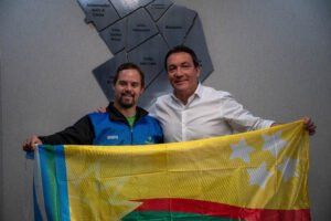Andrés Watson junto a Ignacio Bértoli, el deportista varelense que clasificó al Mundial de Futsal