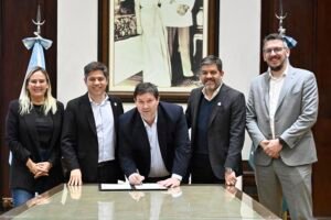 Kicillof y Cuattromo firmaron convenios con municipios para la compra de bienes de capital