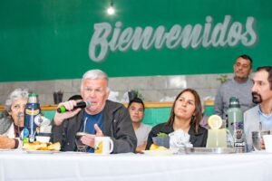 Balor compartió una tarde con vecinos de César Bustillo
