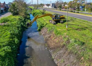 Berazategui intensifica las tareas de saneamiento y limpieza del Arroyo San Juan