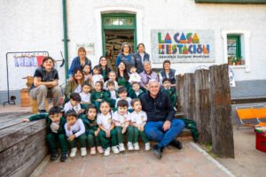 Carlos Balor acompañó a niños del Jardín Leonardo Da Vinci en La Casa de la Estación