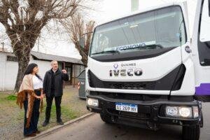 El municipio de Quilmes sumó un nuevo camión de carga lateral e inició el plan de contenerización en Ezpeleta