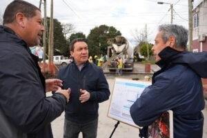 Andrés Watson constató avances en los nuevos asfaltos de Villa del Plata realizados con fondos municipales