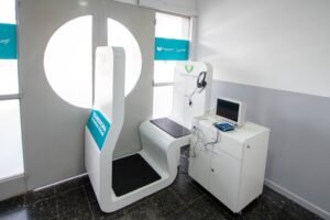 Andrés Watson supervisó la puesta en funcionamiento de un nuevo tótem de Telemedicina en La Capilla