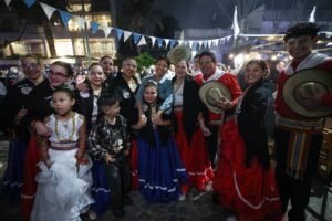 Mayra y Eva Mieri junto a miles de vecinos y vecinas disfrutaron de la 59ª edición de los tradicionales Fogones de Bernal