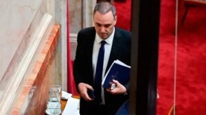 Es tan inverosímil que ni él se cree lo que declaro