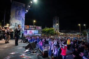 Mayra junto a funcionarios municipales y una multitud de vecinos disfrutaron del cierre musical de Rodrigo Tapari