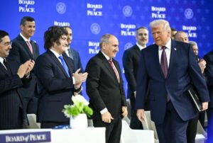 Por orden de Trump, Milei empieza a abandonar el “espíritu malvinero”. Careta: ¡¡ AFUERAAA!!