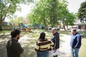 El municipio realizó tareas de mantenimiento integral y un operativo de limpieza en la Plaza Pampero de Bernal