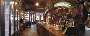 El bar notable de Buenos Aires que parece detenido en el tiempo