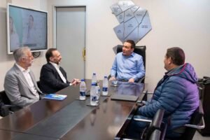 Andrés Watson junto a autoridades de Metrogas