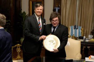 Tras los reclamos de Estados Unidos, el Gobierno diluye el proyecto de Malvinas y le suma más cambios