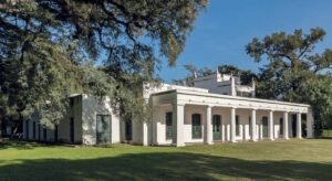 Tiene más de 230 años, árboles bicentenarios y una colección única